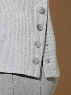 Tenue détente à col montant avec manches longues et détails brodés