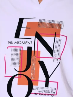 T-shirt à col V avec imprimé graphique et applications métalliques