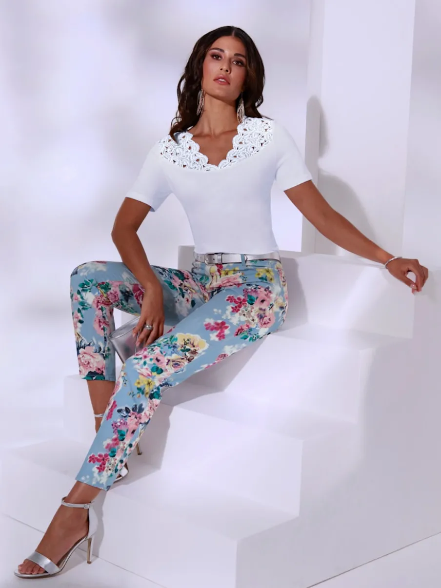T-shirt à col V en dentelle avec motifs floraux