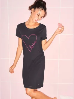 T-shirt de nuit confortable avec manches courtes et motif cœur