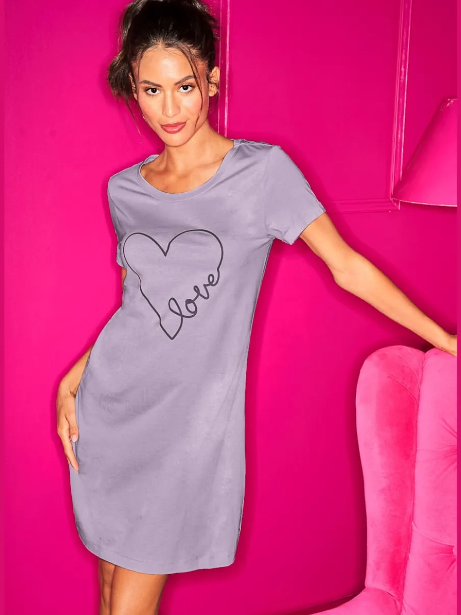 T-shirt de nuit confortable avec manches courtes et motif cœur