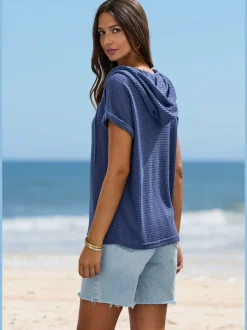 T-shirt de plage en matière gaufrée avec capuche et patte de boutonnage