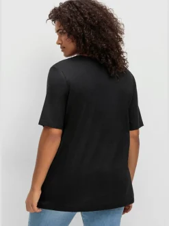 T-shirt encolure v tendance