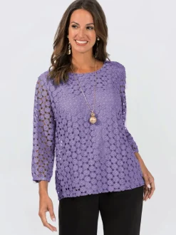 T-shirt en dentelle avec manches transparentes et fente