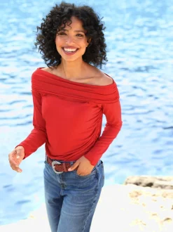 T-shirt féminin avec encolure carmen fronces et manches longues