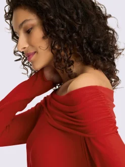 T-shirt féminin avec encolure carmen fronces et manches longues
