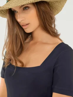 T-shirt à grande encolure carrée avec manches courtes et coupe ajustée