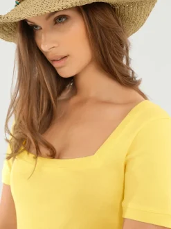 T-shirt à grande encolure carrée avec manches courtes et coupe ajustée