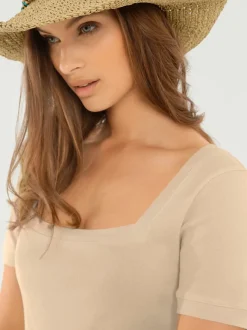 T-shirt à grande encolure carrée avec manches courtes et coupe ajustée