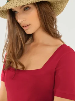 T-shirt à grande encolure carrée avec manches courtes et coupe ajustée