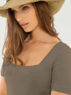 T-shirt à grande encolure carrée avec manches courtes et coupe ajustée