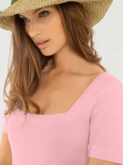 T-shirt à grande encolure carrée avec manches courtes et coupe ajustée