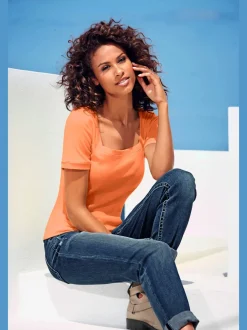 T-shirt à grande encolure carrée avec manches courtes et coupe ajustée