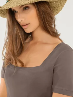 T-shirt à grande encolure carrée avec manches courtes et coupe ajustée