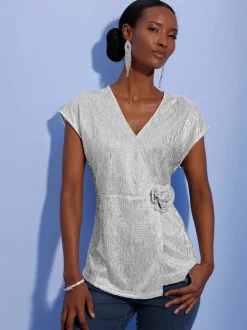 T-shirt long à col en V avec fleur décorative latérale