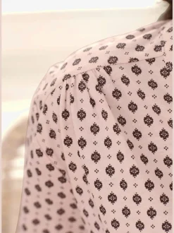 T-shirt à manches 3/4 avec col en V et boutons brillants