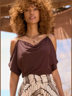 T-shirt à manches courtes avec chaînes dorées et décolleté drapé