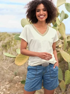T-shirt à manches courtes avec col en V doré