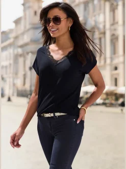 T-shirt à manches courtes avec dentelle délicate à l'encolure en v