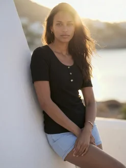 T-shirt à manches courtes avec patte de boutonnage et boutons imitation corne