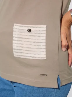 T-shirt à manches courtes avec poches rayées contrastées