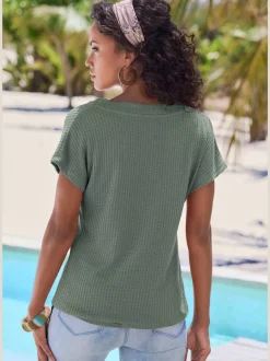 T-shirt à manches courtes avec patte de boutonnage et boutons imitation corne