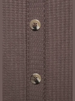 T-shirt à manches courtes avec patte de boutonnage et boutons imitation corne