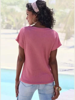 T-shirt à manches courtes avec patte de boutonnage et boutons imitation corne