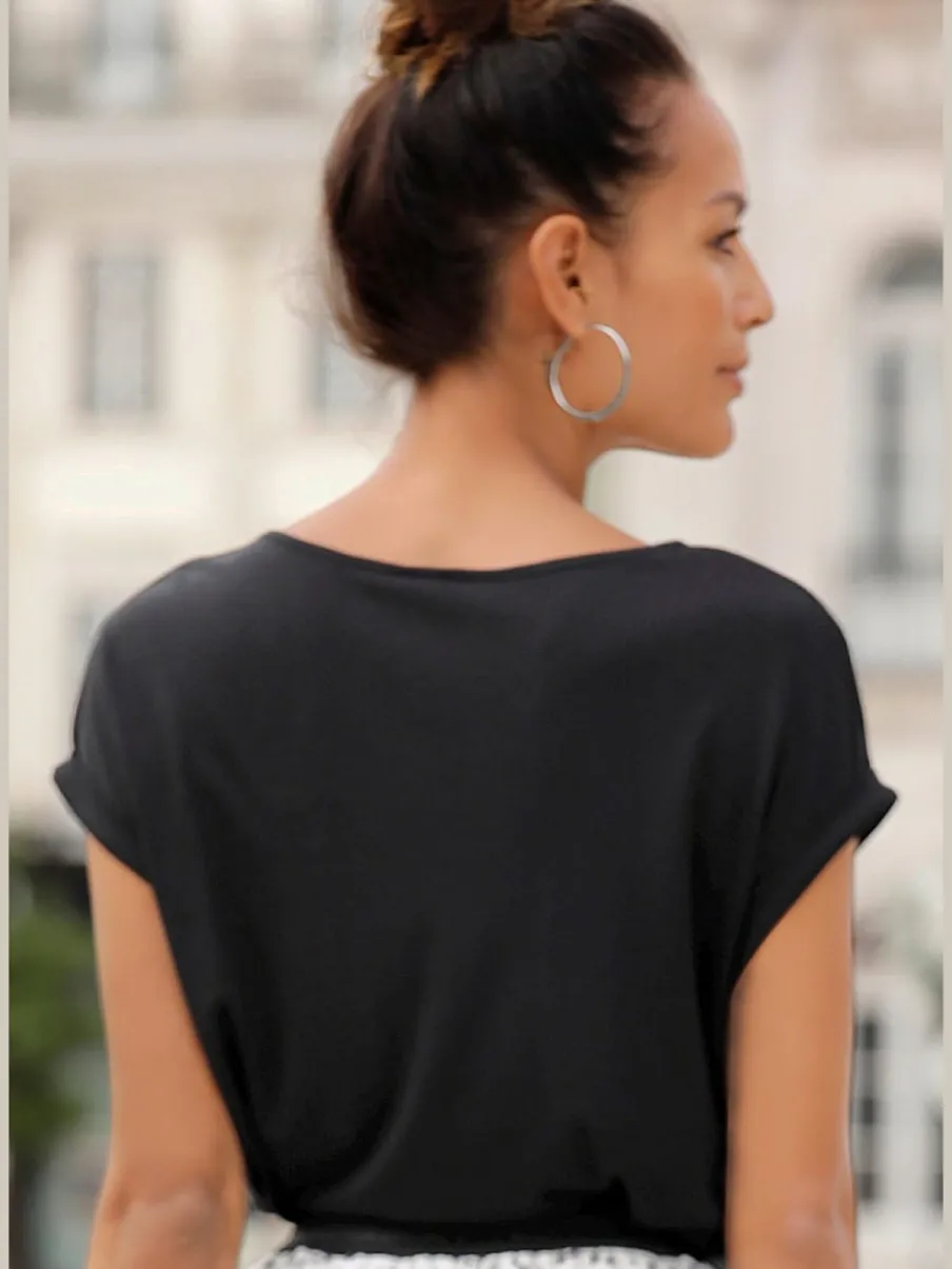 T-shirt à manches courtes encolure ronde avec forme fluide.