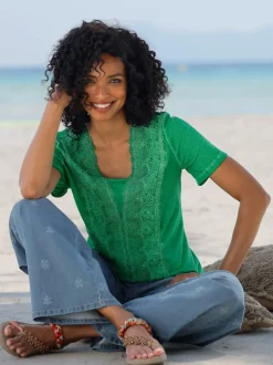 T-shirt à manches courtes encolure en V avec empiècement en dentelle