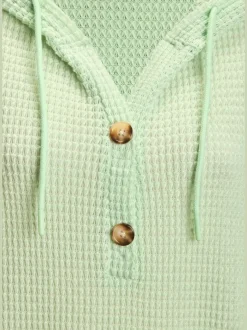 T-shirt à manches 3/4 en matière gaufrée avec capuche et patte de boutonnage