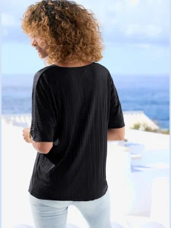 T-shirt plissé en tissu brillant avec col V et manches chauve-souris