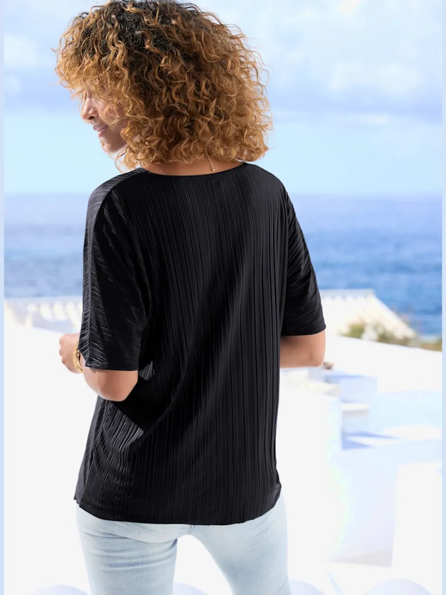 T-shirt plissé en tissu brillant avec col V et manches chauve-souris