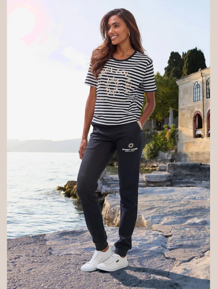 T-shirt rayé avec col rond et grand imprimé devant