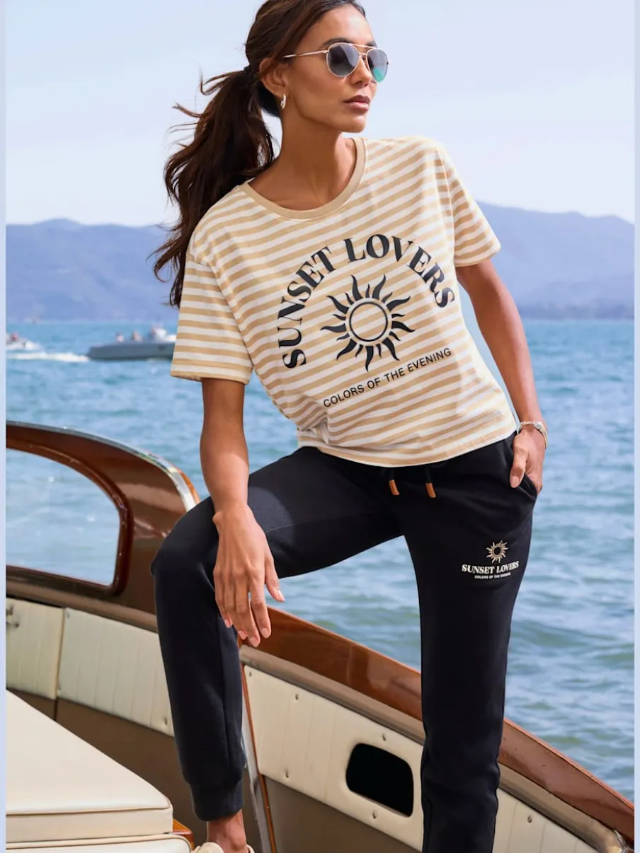 T-shirt rayé avec col rond et grand imprimé devant