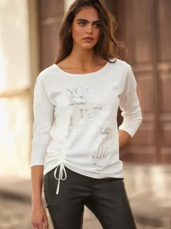 T-shirts avec inscriptions paillettes et détails en dentelle