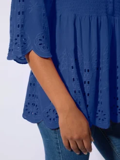 Tunique en dentelle avec col V et manches 3/4 ajourées