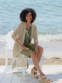 Veste en tricot ajouré avec manches chauve-souris et motif léger