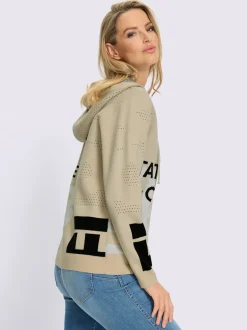 Veste en tricot avec capuche et motif ajouré