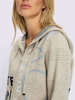 Veste en tricot avec capuche et motif ajouré