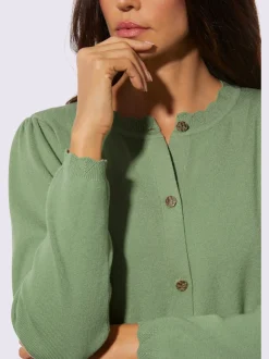 Veste en tricot avec encolure ronde et boutons visibles