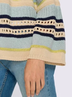 Veste en tricot rayée à manches trois quarts