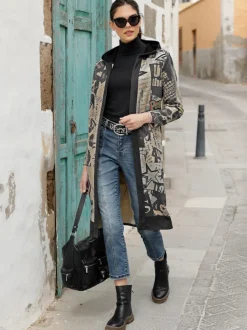 Veste légère à capuche avec motifs graphiques et poches.
