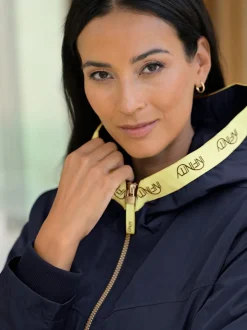 Veste longue à capuche et poches kangourou modernes