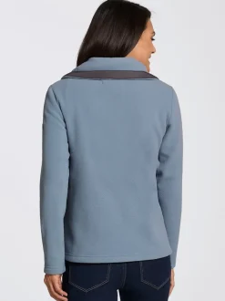 Veste polaire avec col à revers et rayures.