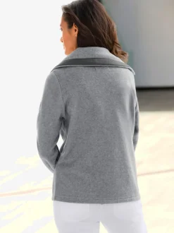 Veste polaire avec col à revers et rayures.
