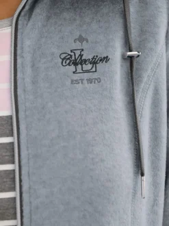 Veste polaire avec col à revers et rayures.