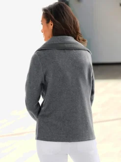 Veste polaire avec col à revers et rayures.