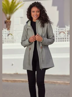 Vestes softshell avec capuche et coutures décoratives
