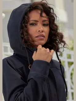 Vestes softshell avec capuche et coutures décoratives